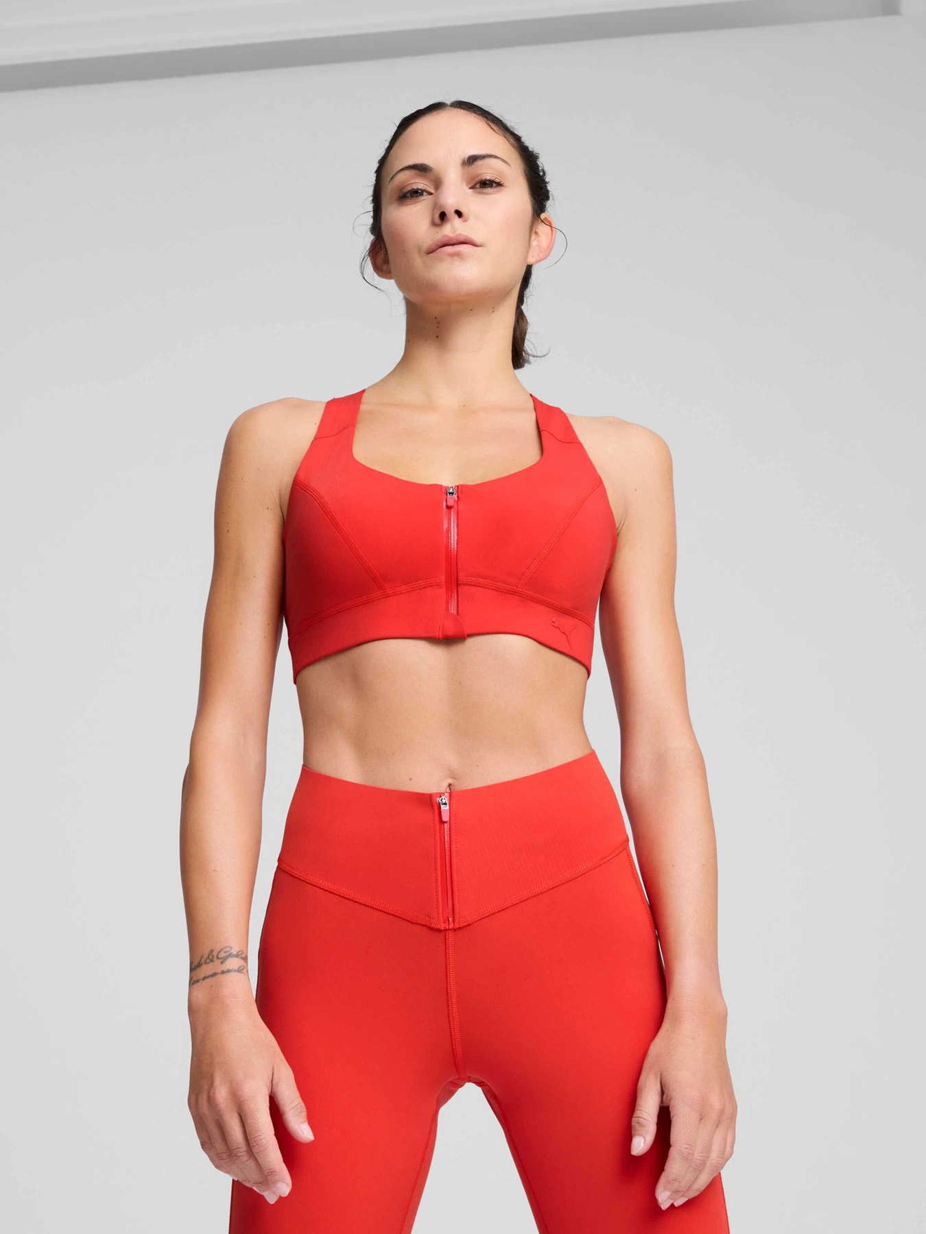 Футболки і поло PUMA Zip Bra модель 526811 Футболки і поло PUMA Zip Bra модель 526811 Фото