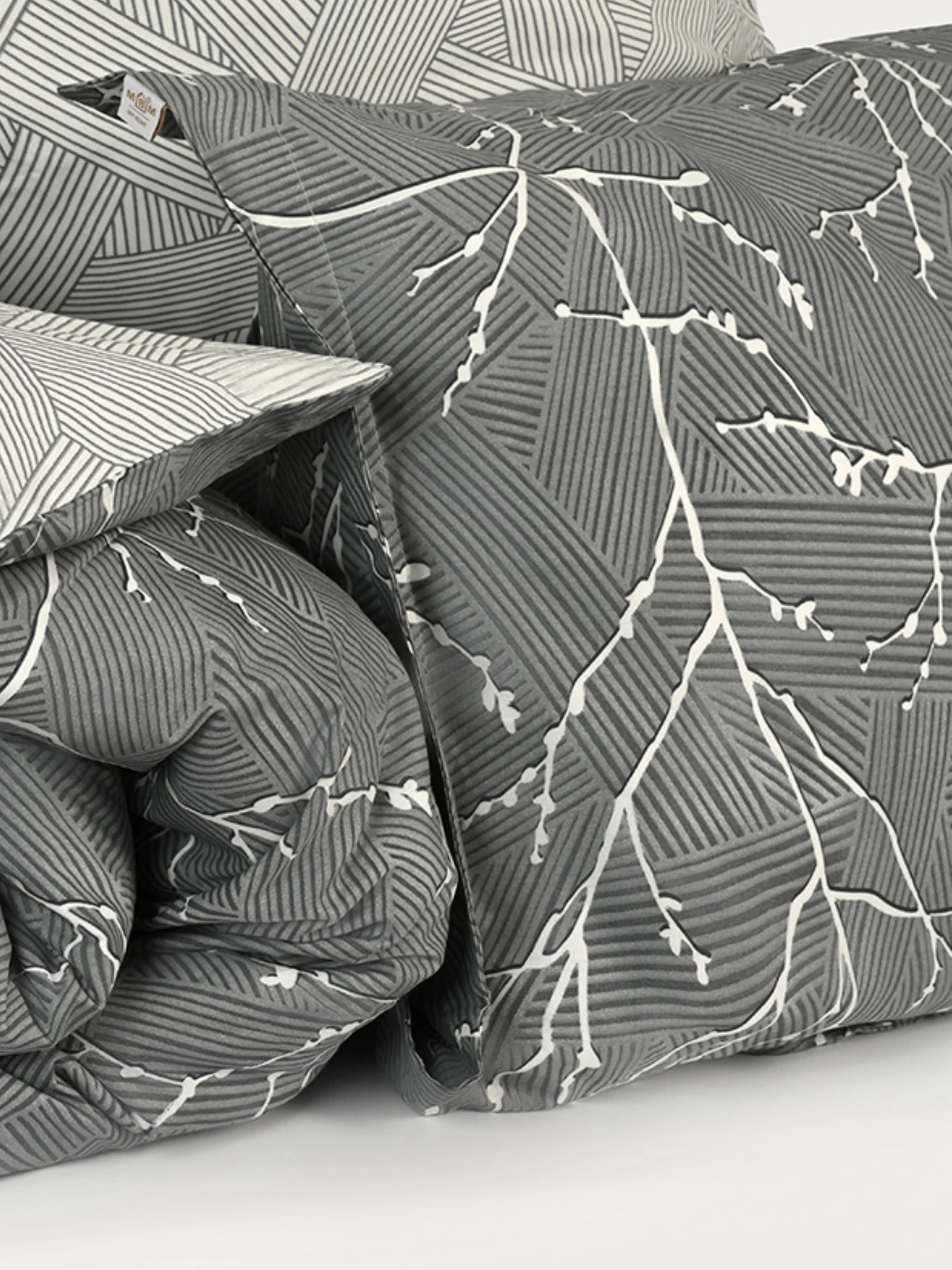 Наволочка "Петрикор" темно-серая из натурального сатина MBM HOME модель BL-P-08 GRAY/PRINT Наволочка "Петрикор" темно-серая из натурального сатина MBM HOME модель BL-P-08 GRAY/PRINT Фото