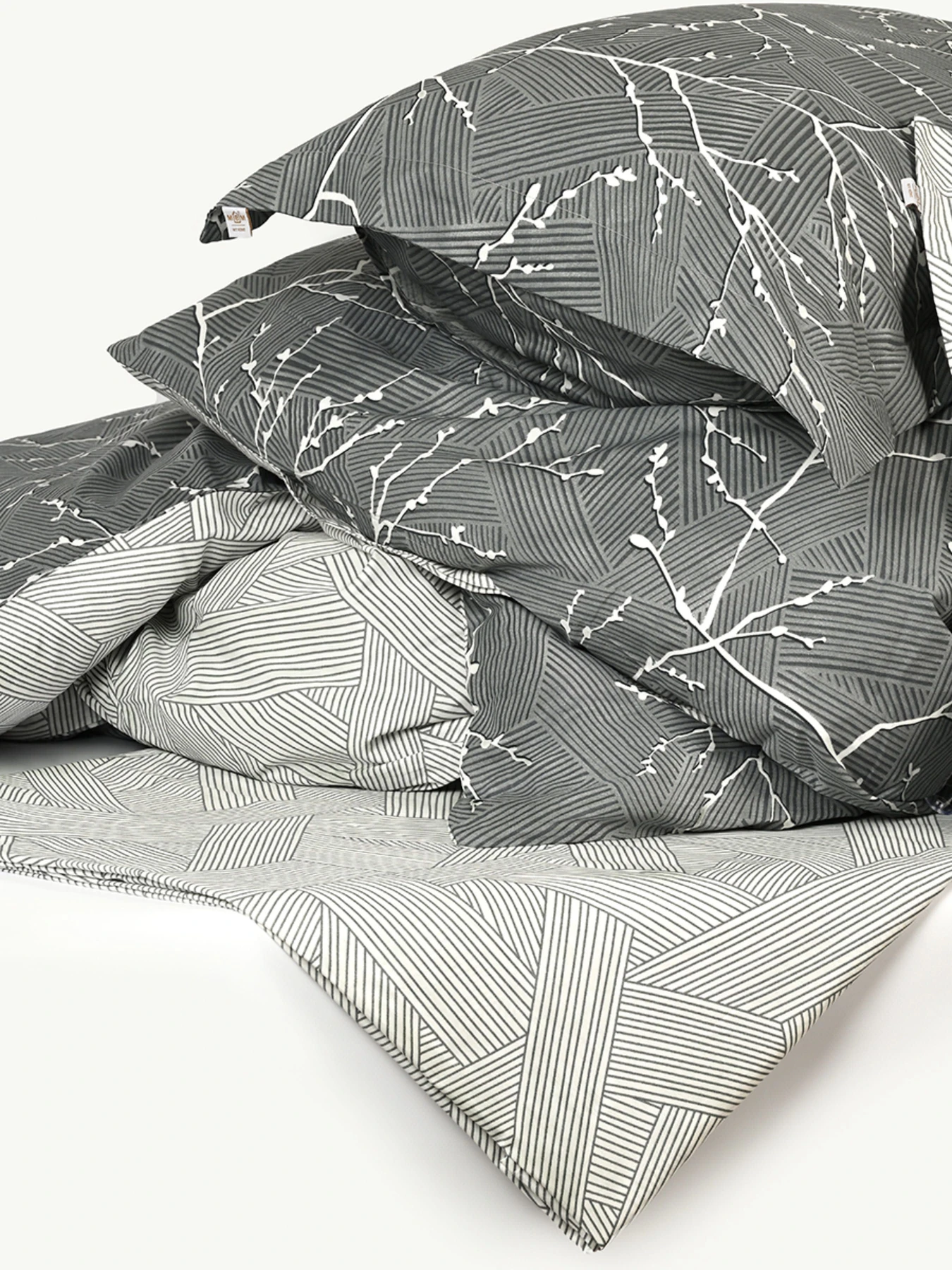 Наволочка "Петрикор" темно-серая из натурального сатина MBM HOME модель BL-P-08 GRAY/PRINT Наволочка "Петрикор" темно-серая из натурального сатина MBM HOME модель BL-P-08 GRAY/PRINT Фото