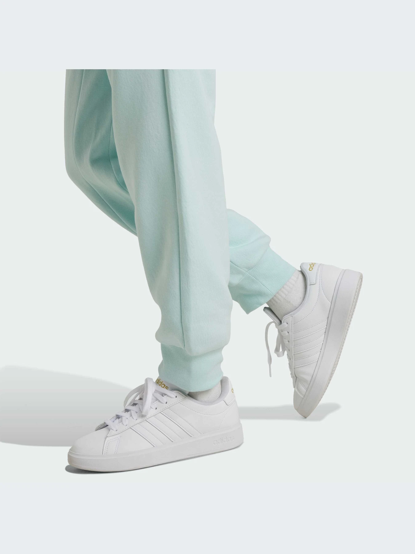 Брюки Adidas модель IV9431 Брюки Adidas модель IV9431 Фото