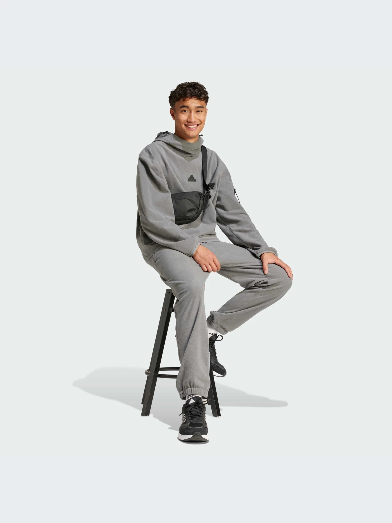 Брюки Adidas модель IY1498 Брюки Adidas модель IY1498 Фото
