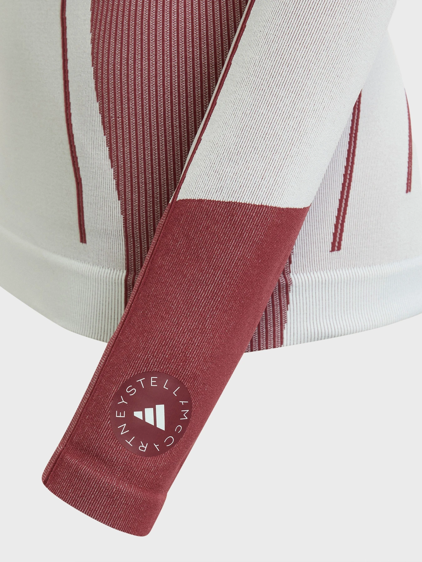 Худи и свитшоты Adidas модель IW6368 Худи и свитшоты Adidas модель IW6368 Фото