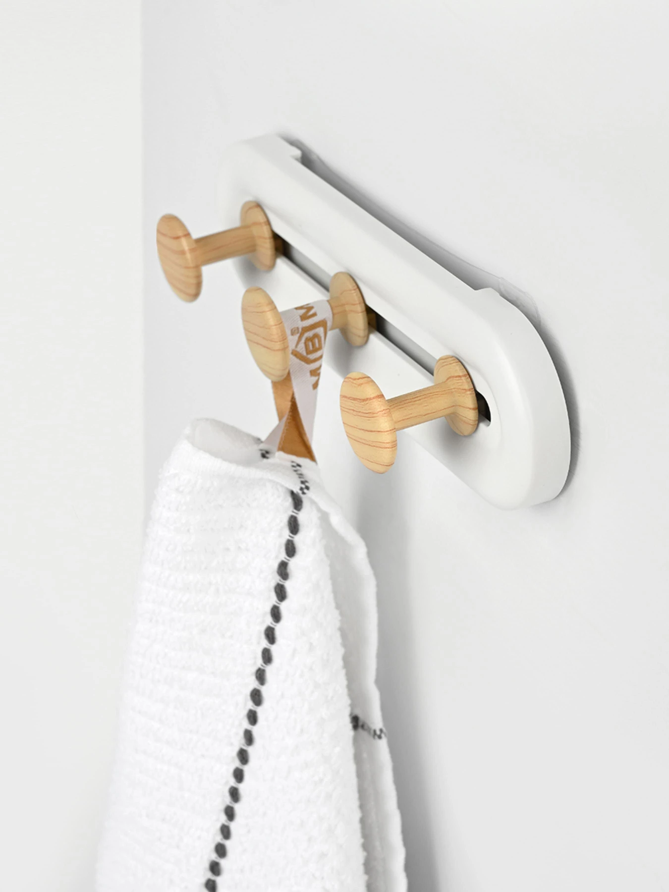 Вешалка на 3 крючка белая/дерево MBM HOME модель HP-01/3 WHITE/WOOD Вешалка на 3 крючка белая/дерево MBM HOME модель HP-01/3 WHITE/WOOD Фото