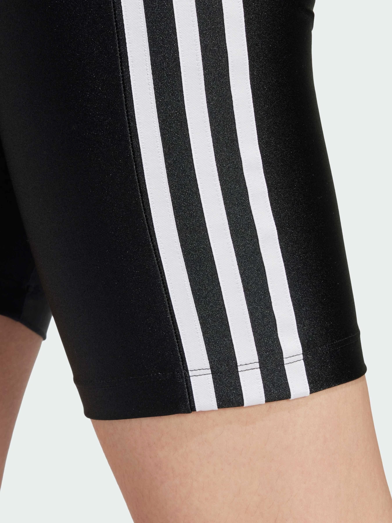 Шорты Adidas Adicolor модель IP2976 Шорты Adidas Adicolor модель IP2976 Фото