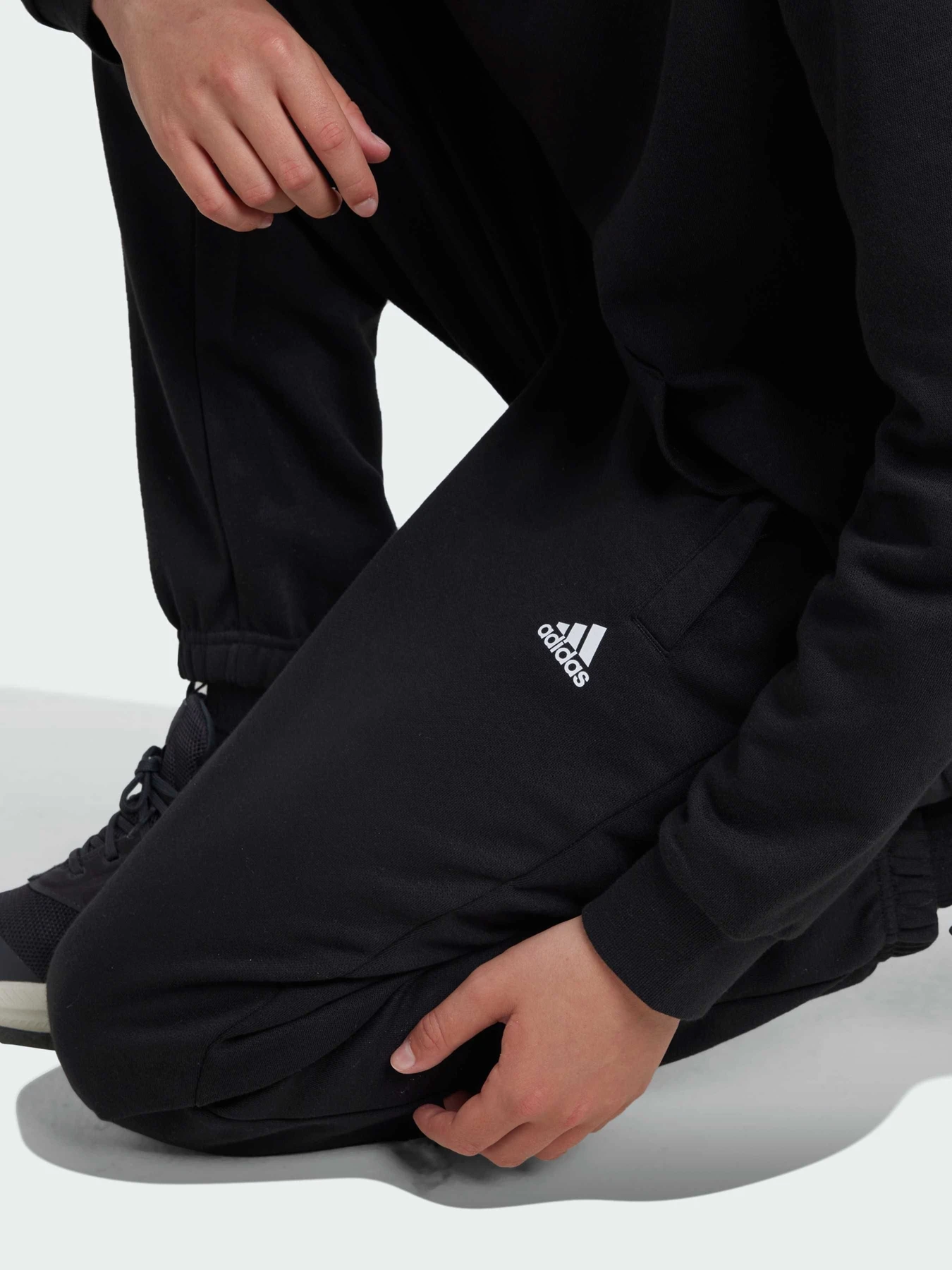 Брюки Adidas модель IV7311 Брюки Adidas модель IV7311 Фото