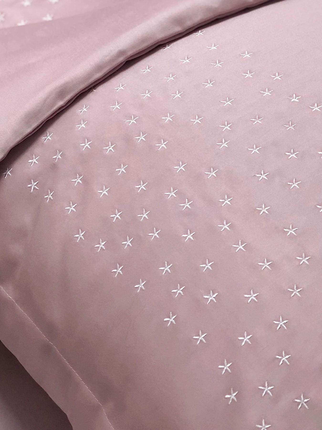 Наволочка рожева з вишитими білими зірками Cozy модель 8008377 Фото