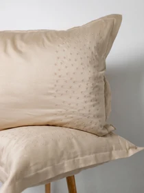 Наволочка лате з вишитими зірками Cozy модель 7910958 Фото