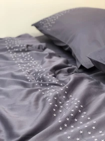 Наволочка темно-сіра з вишитими білими зірками Cozy модель 8008298 Фото