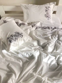 Наволочка біла з вишитими сірими півоніями Cozy модель 8008573 Фото