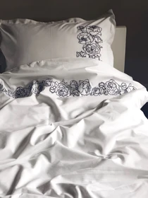 Наволочка біла з вишитими сірими півоніями Cozy модель 8008573 Фото