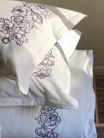 Наволочка біла з вишитими сірими півоніями Cozy модель 8008573 Фото