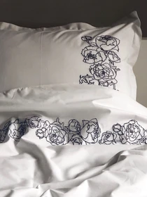 Наволочка біла з вишитими сірими півоніями Cozy модель 8008573 Фото
