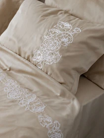Наволочка лате з вишитими білими півоніями Cozy модель 7910747 Фото