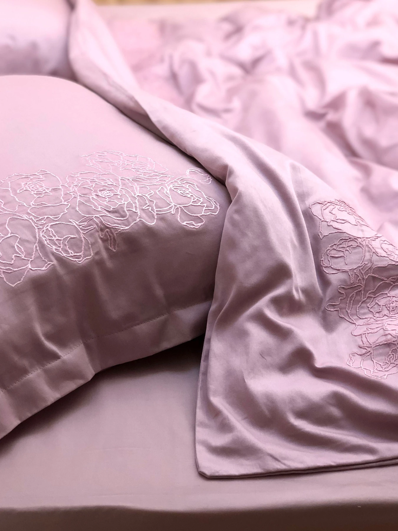Наволочка рожева з вишитими півоніями Cozy модель 8008489 Наволочка рожева з вишитими півоніями Cozy модель 8008489 Фото