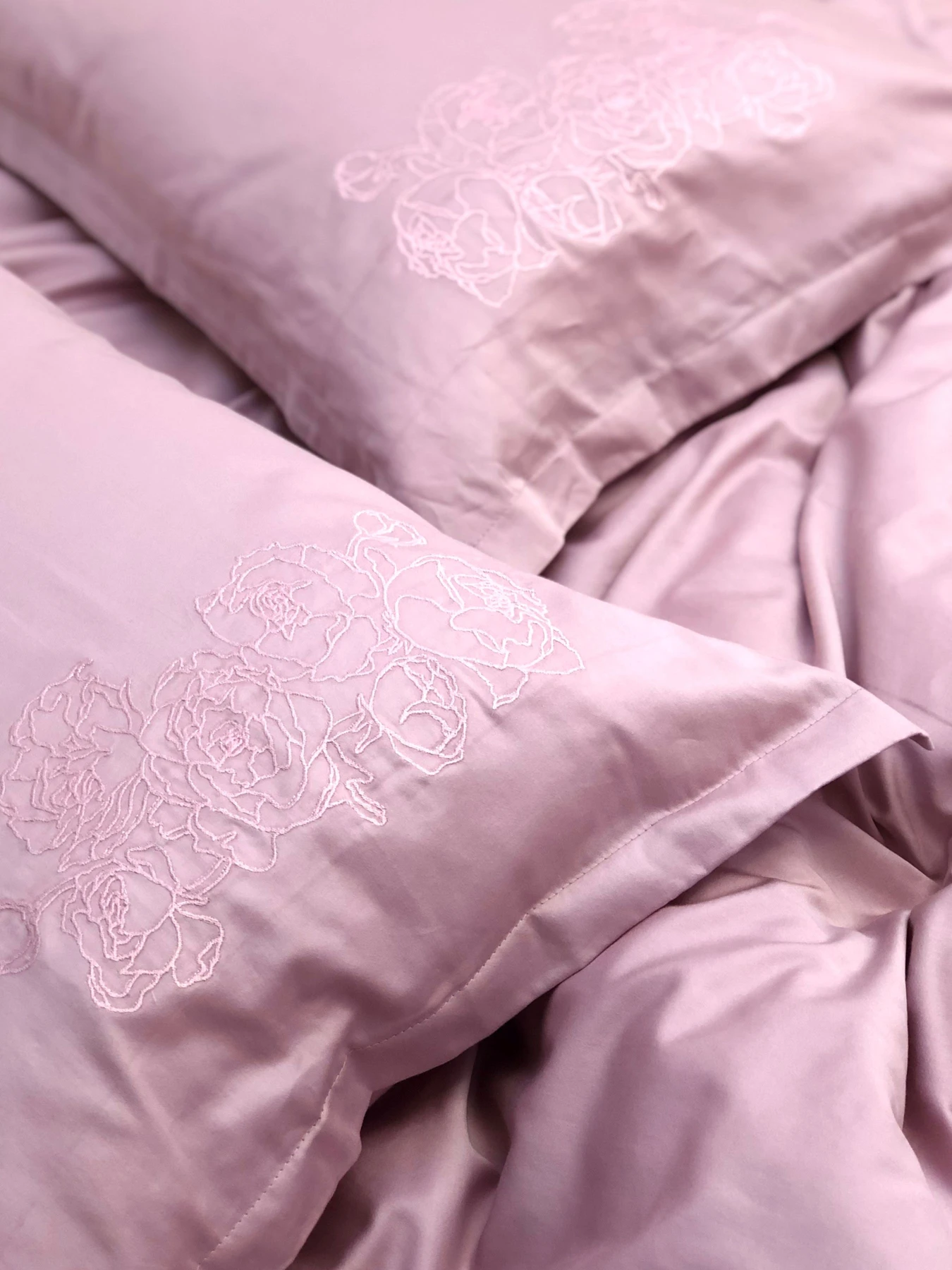 Наволочка рожева з вишитими півоніями Cozy модель 8008489 Наволочка рожева з вишитими півоніями Cozy модель 8008489 Фото