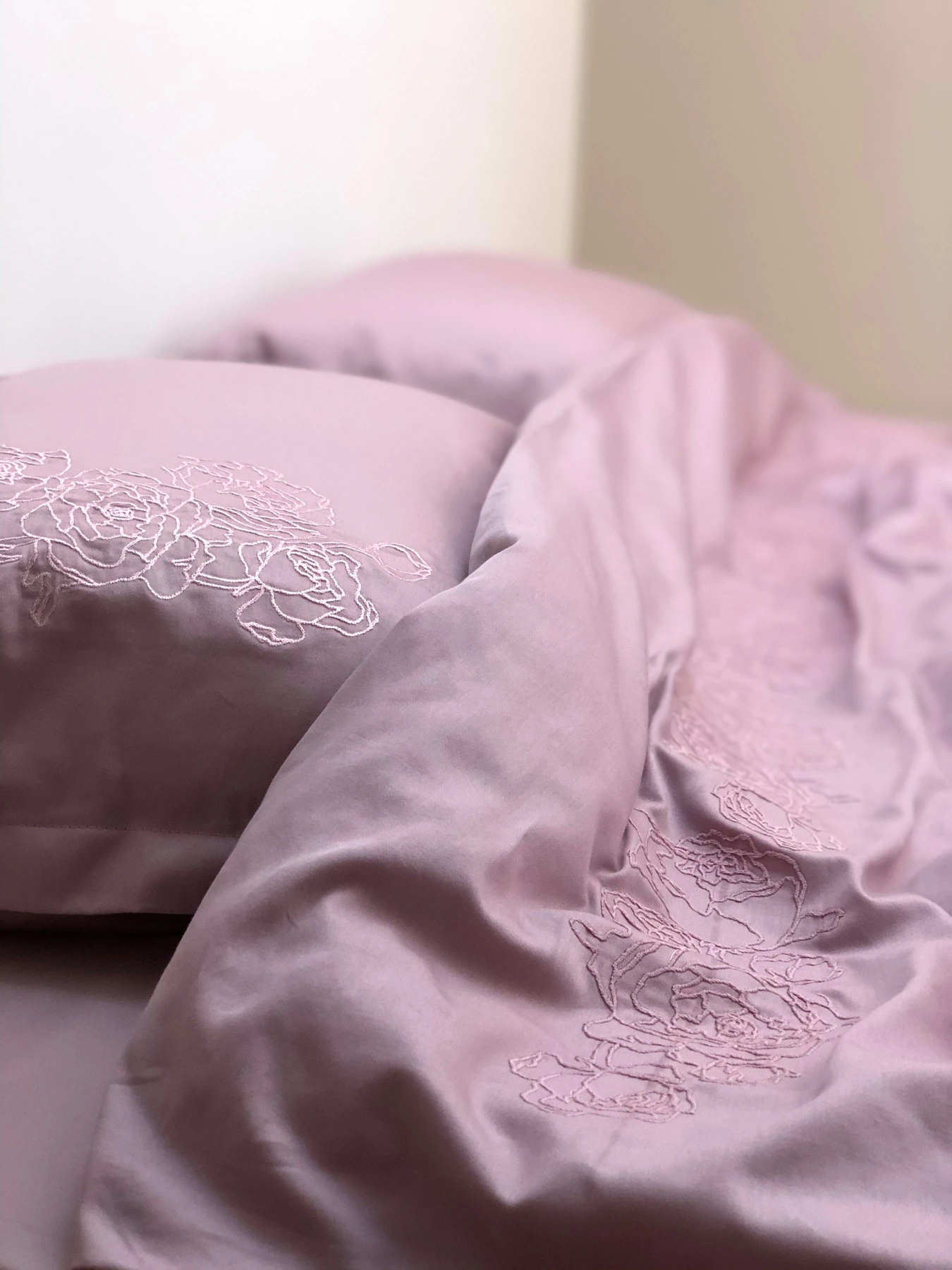 Наволочка рожева з вишитими півоніями Cozy модель 8008489 Наволочка рожева з вишитими півоніями Cozy модель 8008489 Фото