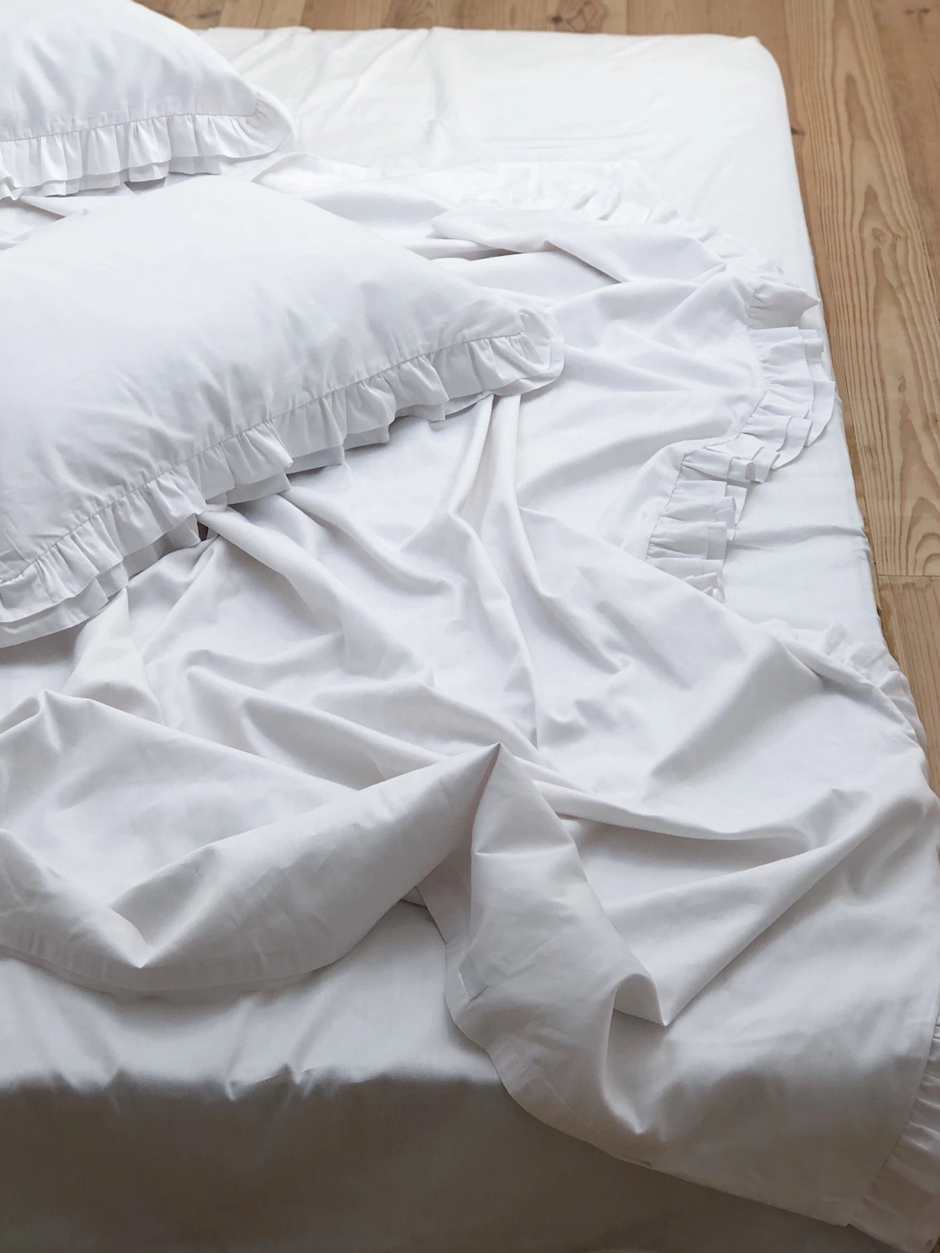 Наволочка з рюшами біла Cozy модель 7992342 Наволочка з рюшами біла Cozy модель 7992342 Фото