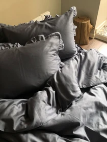 Наволочка з рюшами темно-сіра Cozy модель 7910134 Фото