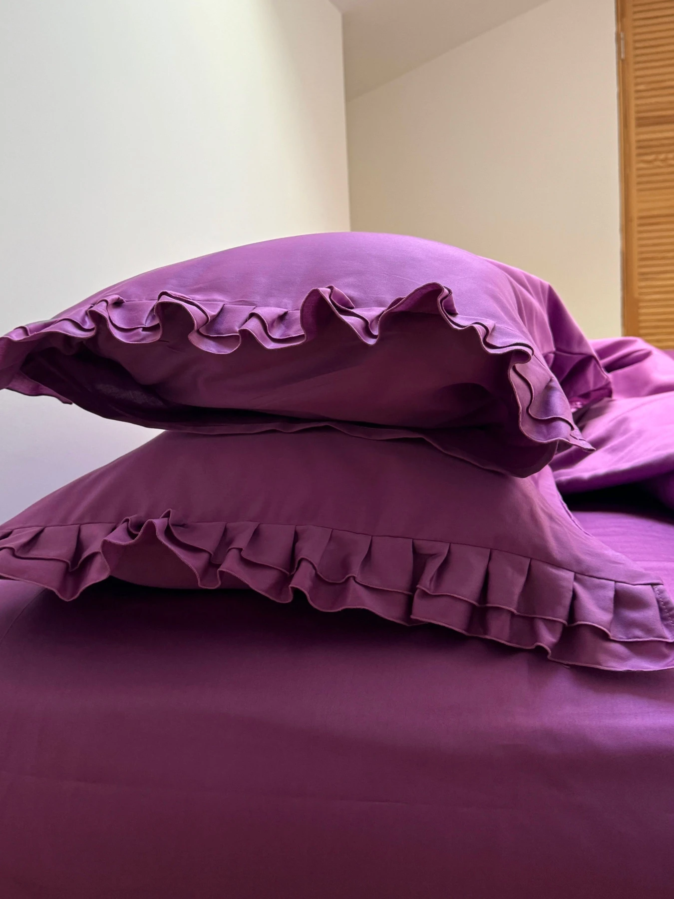 Наволочка з рюшами ягідна Cozy модель 9557959 Наволочка з рюшами ягідна Cozy модель 9557959 Фото