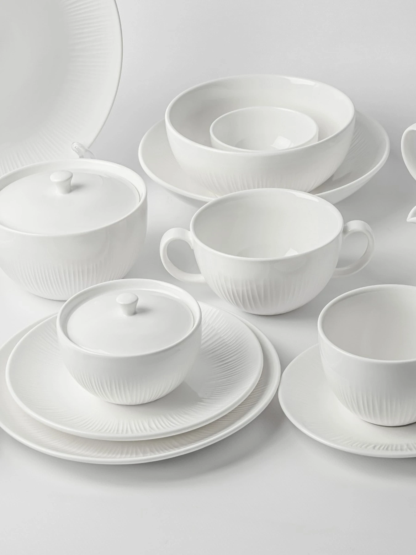 Тарелка "Луч" белая MBM HOME модель KP-109 WHITE Тарелка "Луч" белая MBM HOME модель KP-109 WHITE Фото