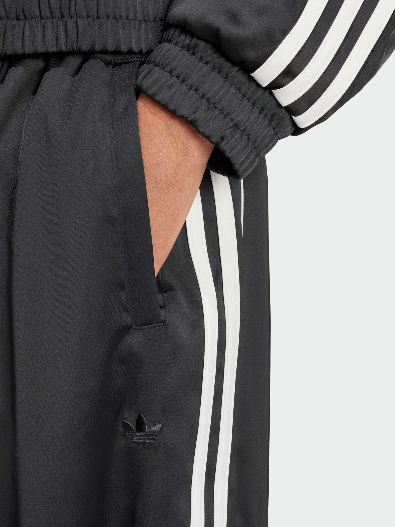 Брюки Adidas Культовые силуэты модель IW5680 Брюки Adidas Культовые силуэты модель IW5680 Фото