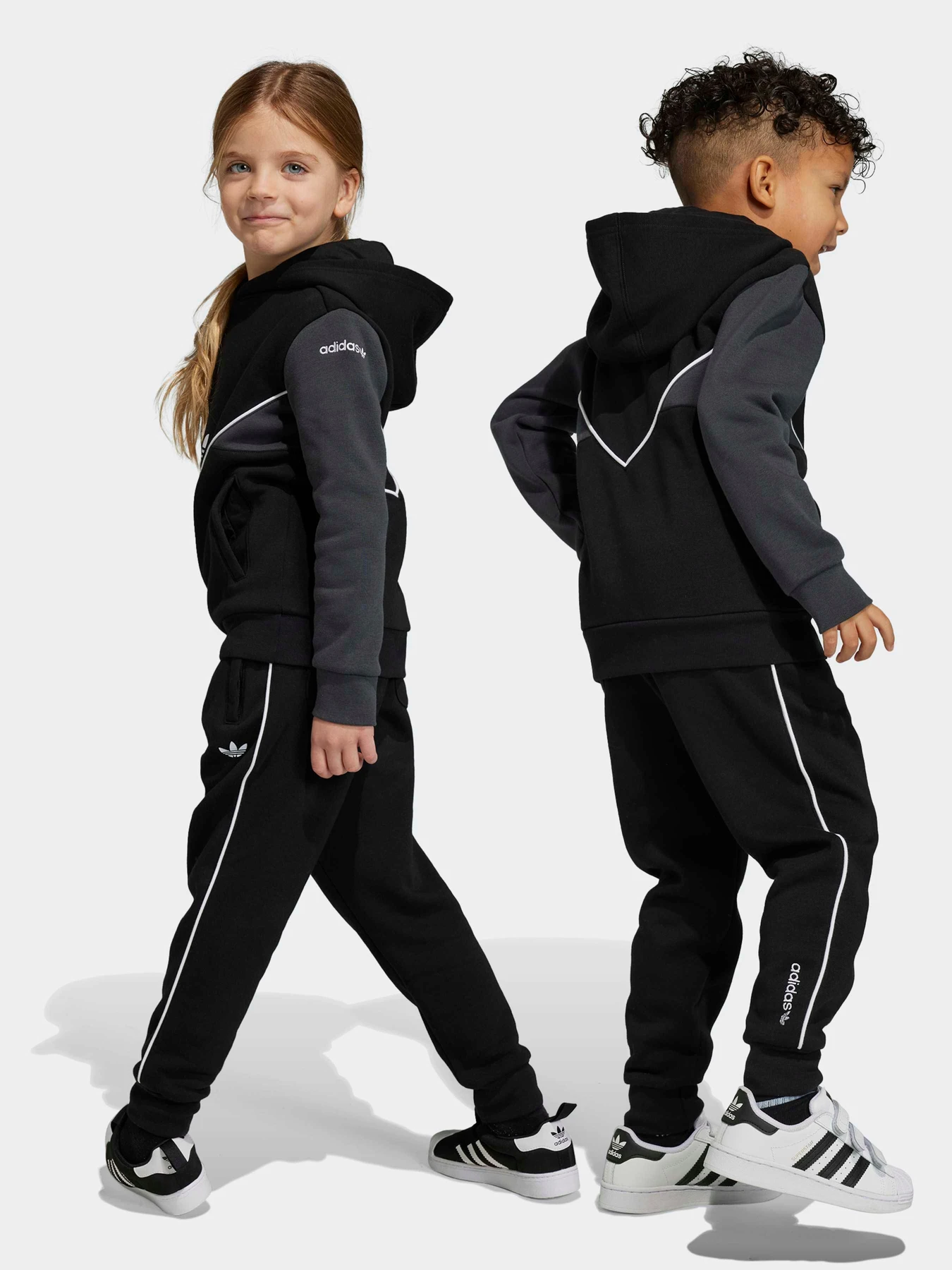 Костюмы Adidas Adicolor модель IB9910 Костюмы Adidas Adicolor модель IB9910 Фото