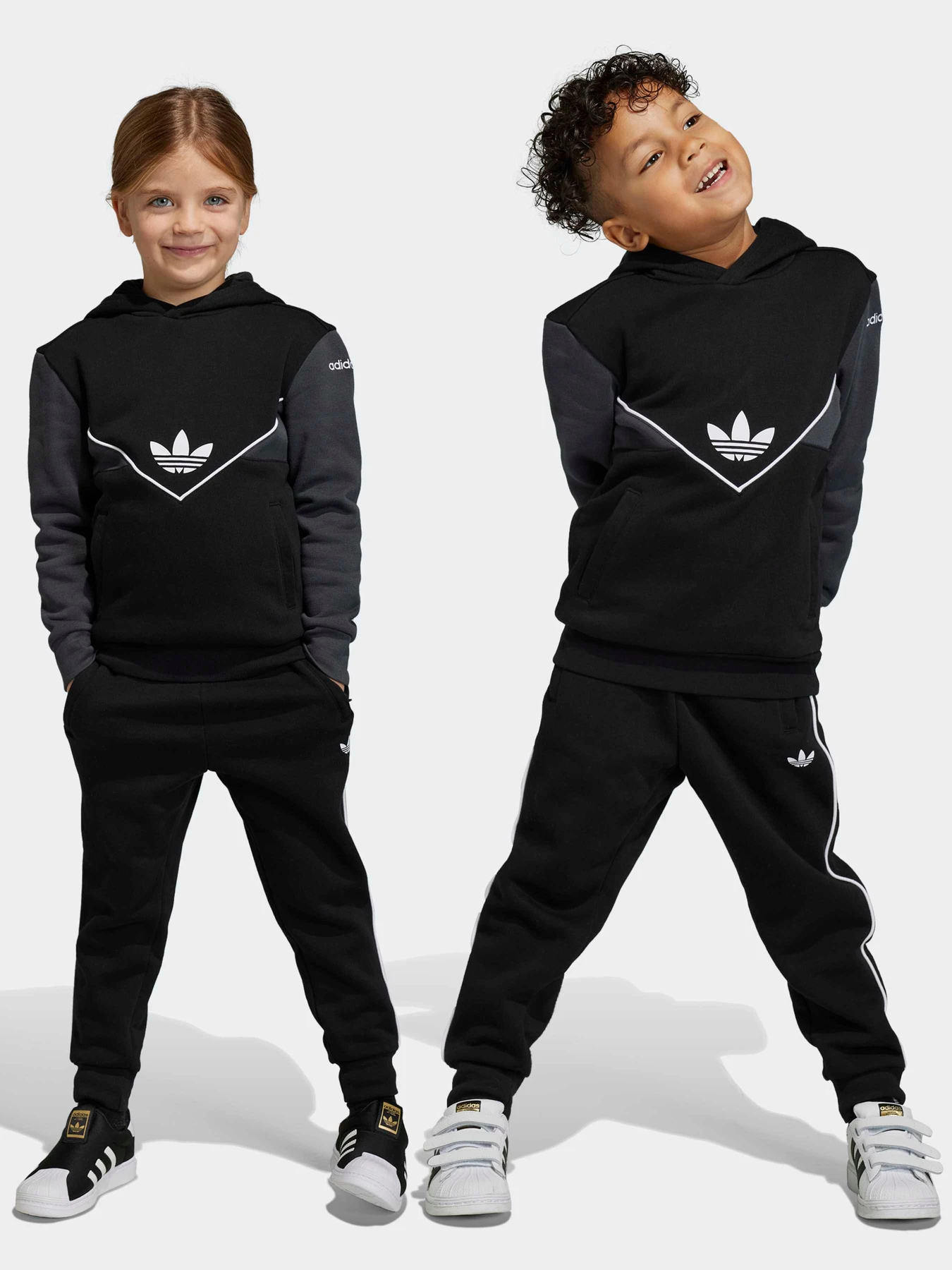 Костюмы Adidas Adicolor модель IB9910 Костюмы Adidas Adicolor модель IB9910 Фото