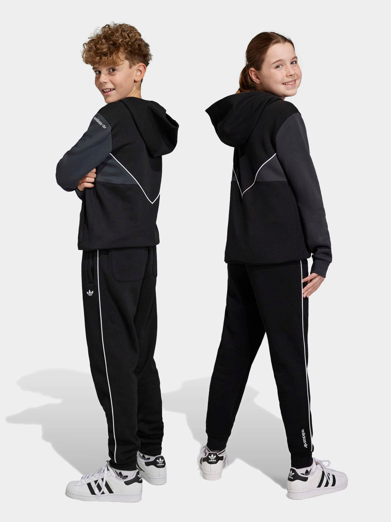 Брюки Adidas Adicolor модель IC6234 Брюки Adidas Adicolor модель IC6234 Фото