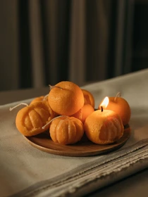 Аромасвеча "Мандарин с бочком", аромат Chiffon, из натурального оливкового воска Candle Design модель 190.2003 Фото