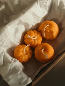 Аромасвеча "Мандарин с бочком", аромат Chiffon, из натурального оливкового воска Candle Design модель 190.2003 Фото