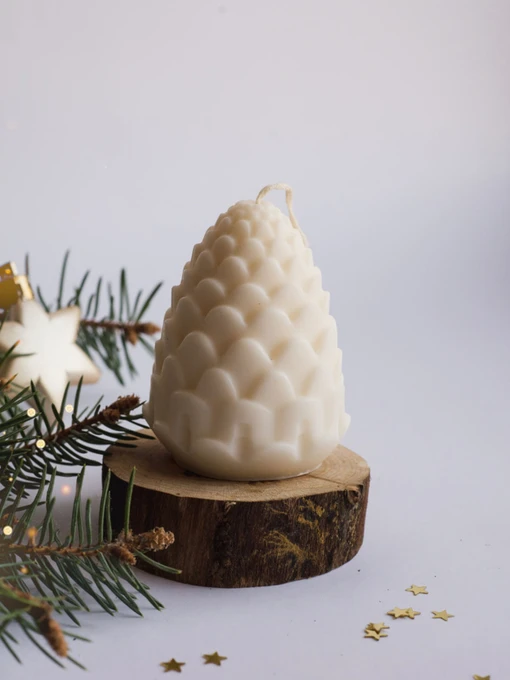 Рождественская свечка "Шишка", аромат - Дубовый мох и амбра Candle Design модель 170.2020 Фото