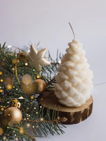 Рождественская свечка "Шишка Карпатская", аромат - Секвойя и мох Candle Design модель 170.2021 Фото