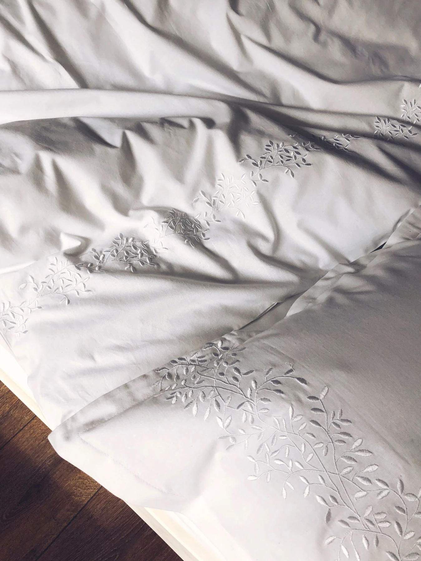 Підковдра біла з вишитими гілками Cozy модель 8009247 Підковдра біла з вишитими гілками Cozy модель 8009247 Фото