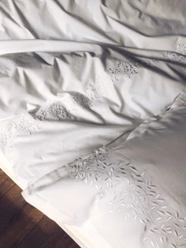 Підковдра біла з вишитими гілками Cozy модель 8009247 Фото