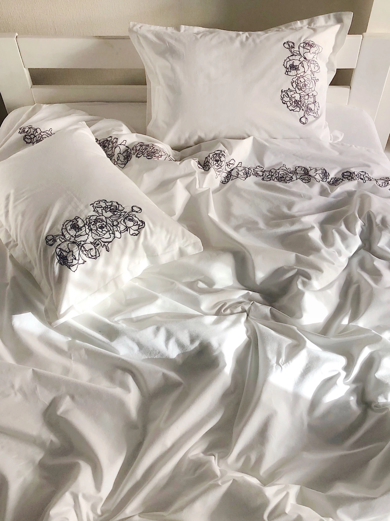 Підковдра біла з вишитими сірими півоніями Cozy модель 8009485 Підковдра біла з вишитими сірими півоніями Cozy модель 8009485 Фото