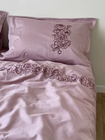 Підковдра рожева з вишитими бордовими півоніями Cozy модель 10082643 Фото