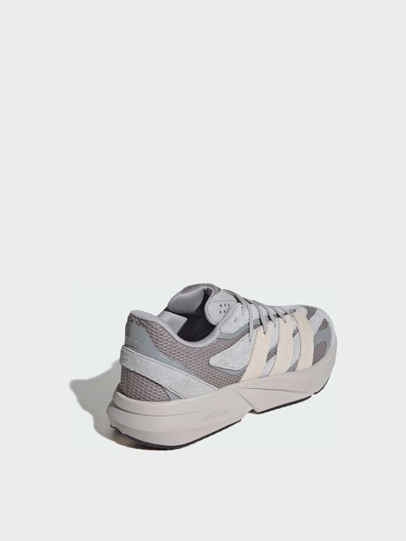 Кроссовки Adidas модель JQ9973 Кроссовки Adidas модель JQ9973 Фото