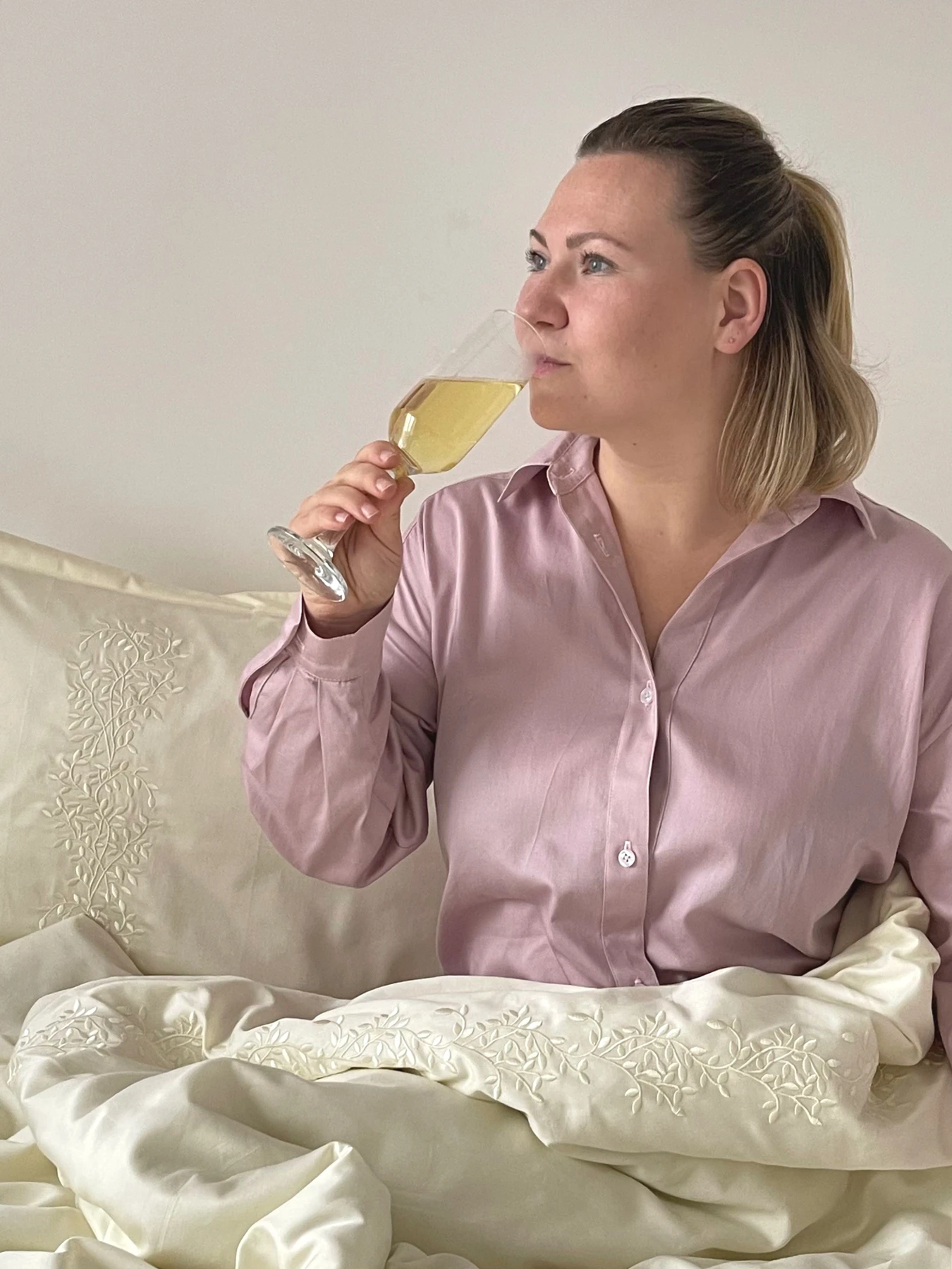 Комплект постільної білизни шампань з вишитими гілками Cozy модель 12042384 Комплект постільної білизни шампань з вишитими гілками Cozy модель 12042384 Фото
