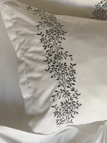 Наволочка біла з вишитими сірими гілками Cozy модель 10135319 Фото