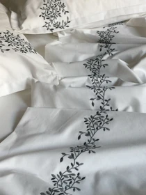 Наволочка біла з вишитими сірими гілками Cozy модель 10135319 Фото