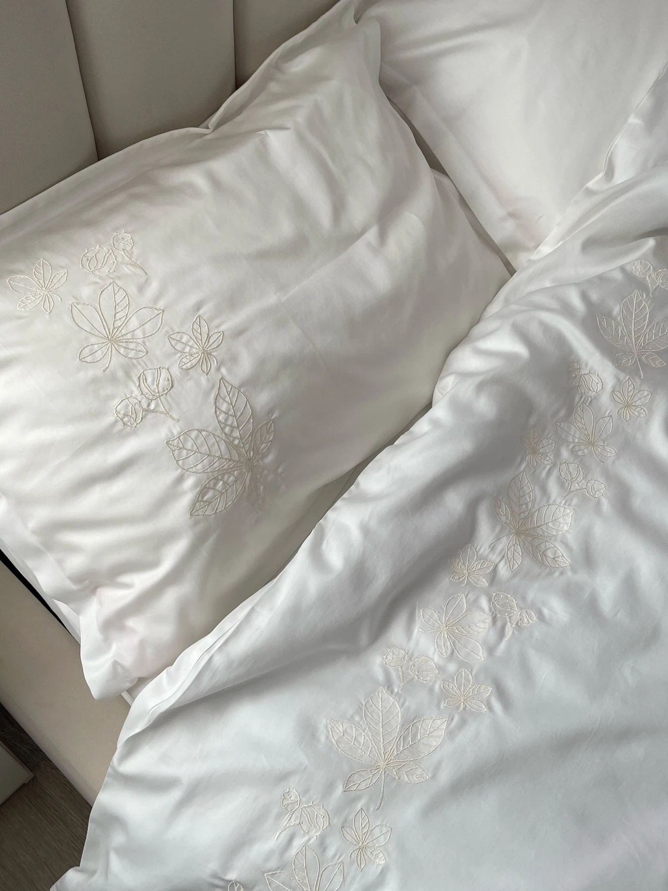 Наволочка молочна з вишитими каштанами Cozy модель 11165894 Фото