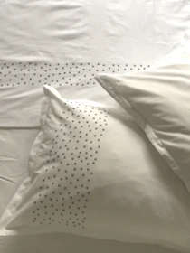 Наволочка біла з вишитими сірими зірками Cozy модель 10135346 Фото
