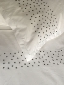 Наволочка біла з вишитими сірими зірками Cozy модель 10135346 Фото