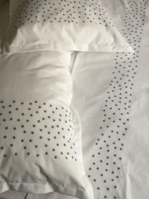 Наволочка біла з вишитими сірими зірками Cozy модель 10135346 Фото