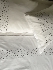 Наволочка біла з вишитими сірими зірками Cozy модель 10135346 Фото