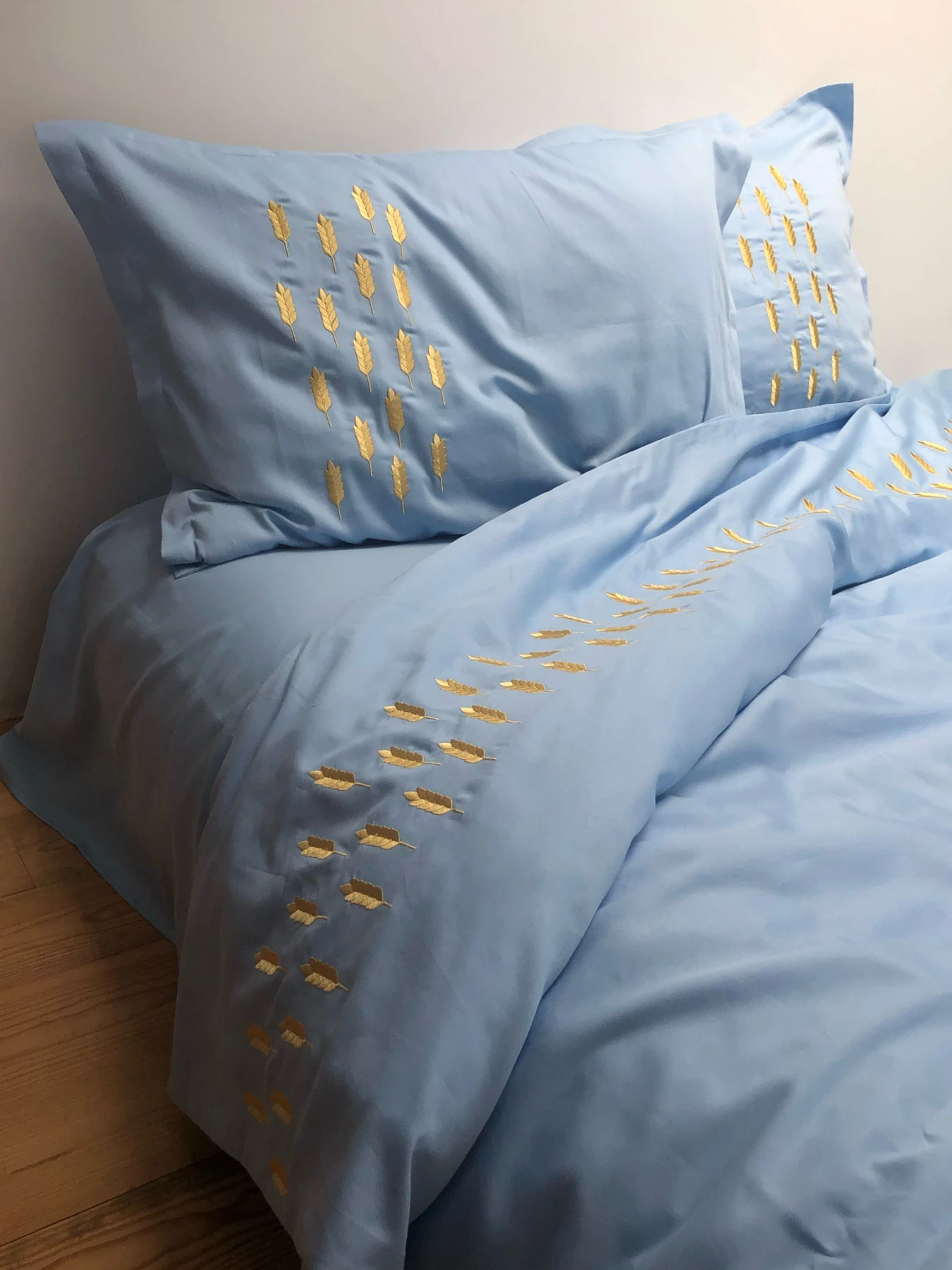 Наволочка небесно-блакитна з вишитими золотими колосками Cozy модель 10494105 Фото