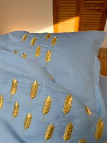 Наволочка небесно-блакитна з вишитими золотими колосками Cozy модель 10494105 Фото