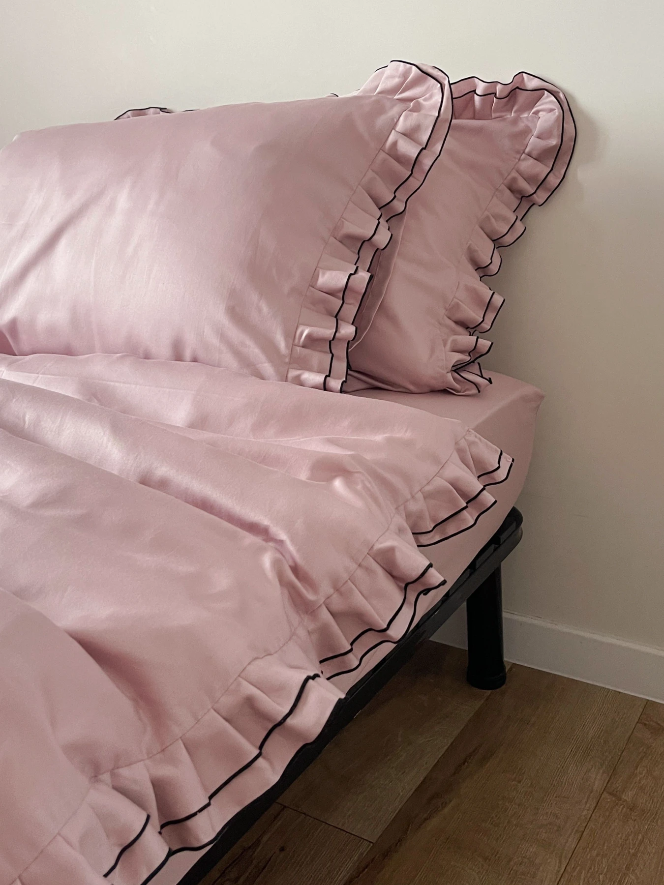 Наволочка з рюшами рожева з чорним кантом Cozy модель 11504554 Фото