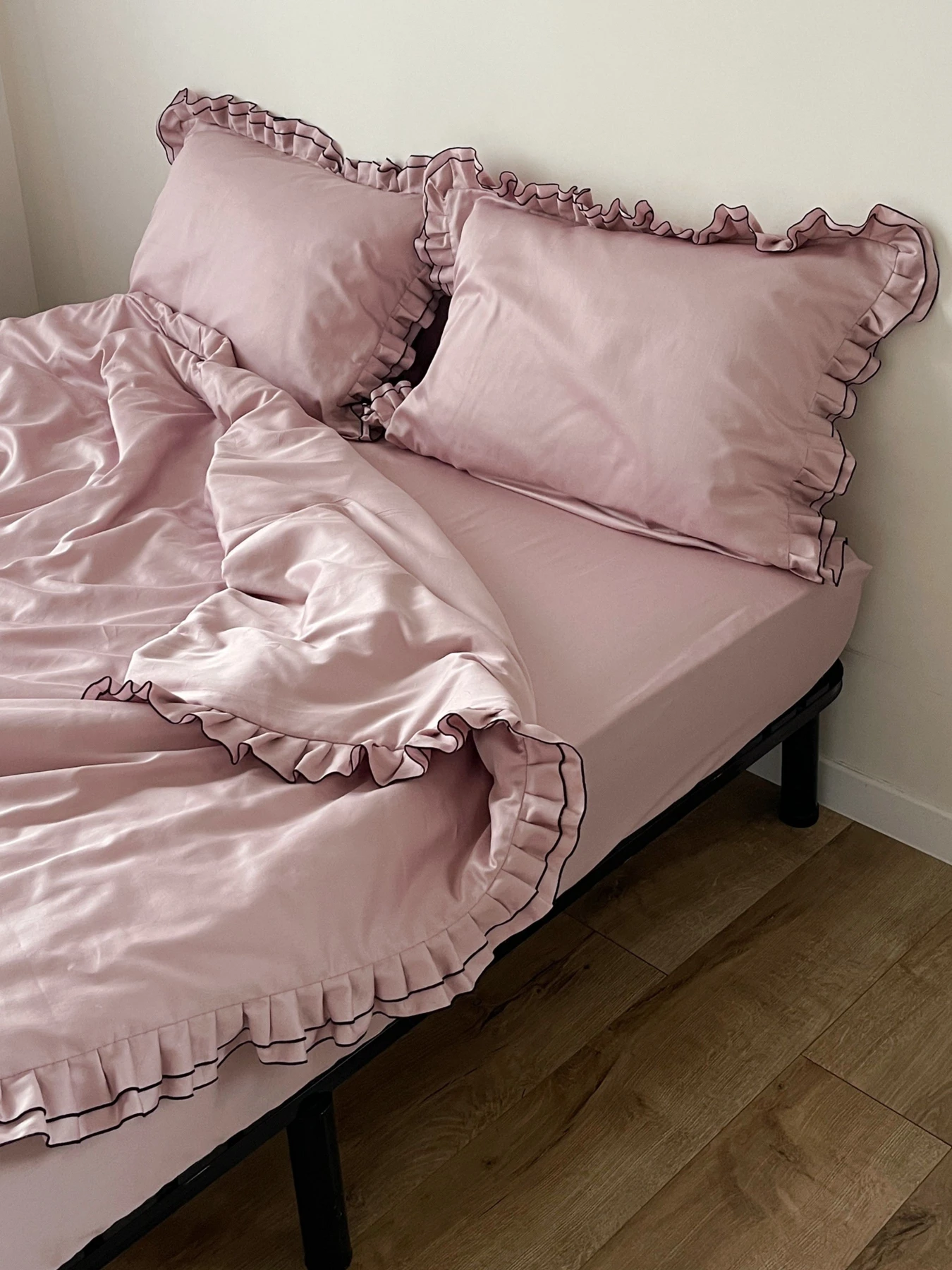 Наволочка з рюшами рожева з чорним кантом Cozy модель 11504554 Фото