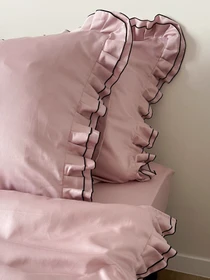 Наволочка з рюшами рожева з чорним кантом Cozy модель 11504554 Фото
